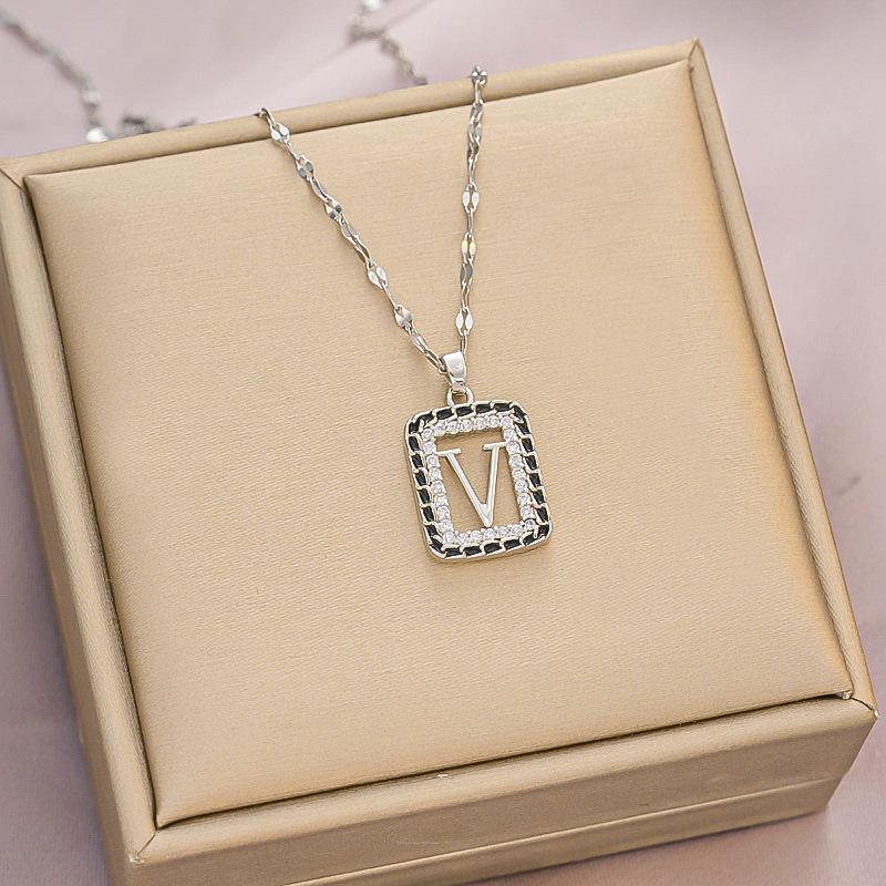 

Ретро-элитное ожерелье с буквой V в виде ключицы для женщин, нишевый дизайн, легкое, роскошное, новый стиль, модное, темпераментное, универсальное ожерелье из титановой стали