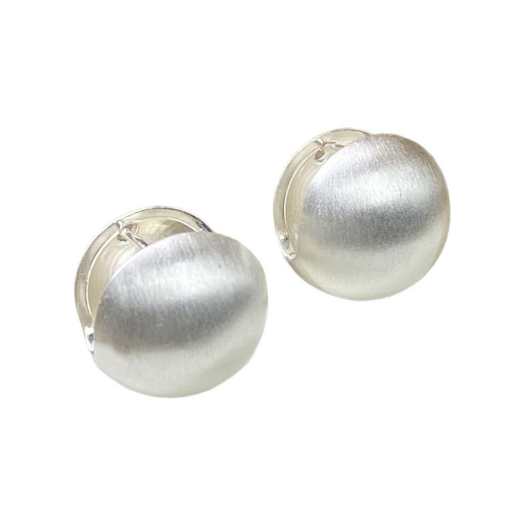 Elegant Brushed Silver Round Ear Studs: Stylish, Versatile, and Personalized Light Luxury Jewelry.