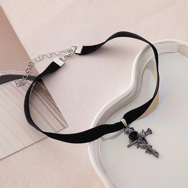 

European & American Gothic Velvet Cross Rose Pendant Necklace чёрный