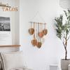 Nástěnná dekorace Velký Boho Macrame Ručně vyráběná příze Tkaná Tapiserie s listovým motivem Nástěnný závěs s umělým peřím pro domácí dekoraci