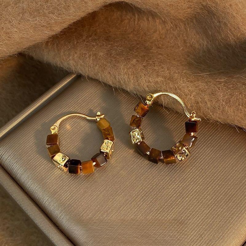 1 Pair Vintage French Elegant Versatile Luxurious High-End Fashionable Niche Personalized Circle Earrings, Essential For Women's Autumn/Winter Outfits