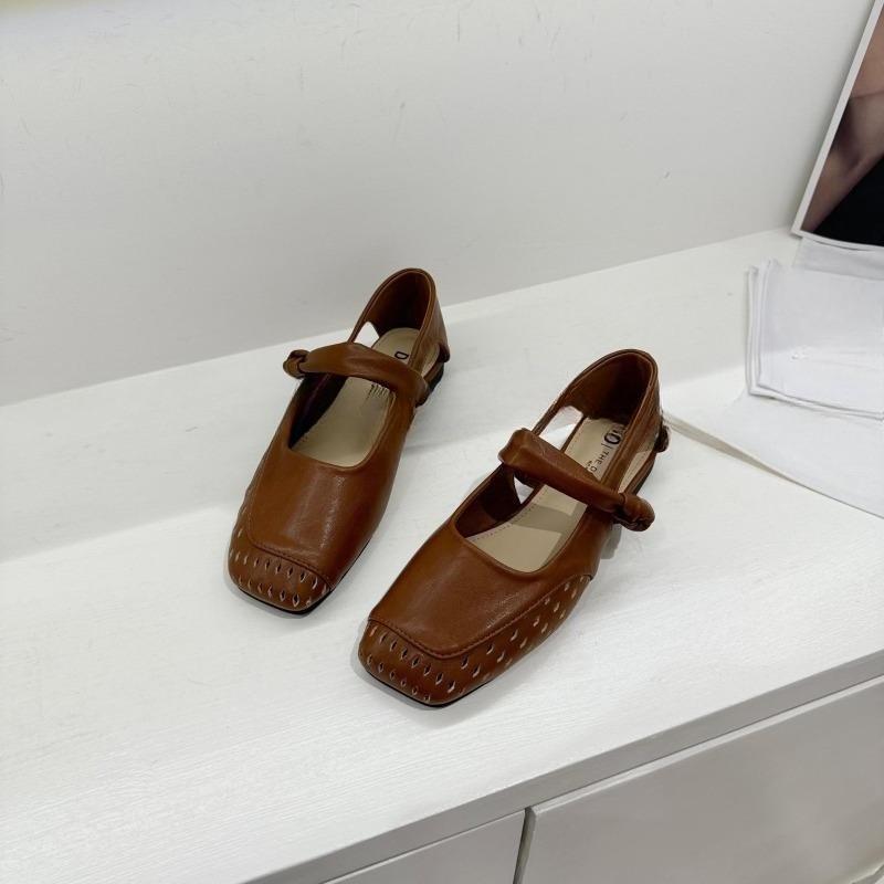 New Breathable Hollowed-out Flat Single Shoes Square-toed Low-heeled Sandals for Mom