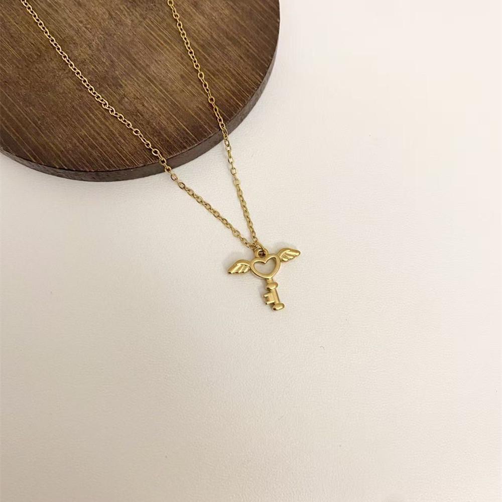 Cross-border Angel Wings Heart Pendant Necklace: Cute, Small, Exquisite Titanium Steel Jewelry.