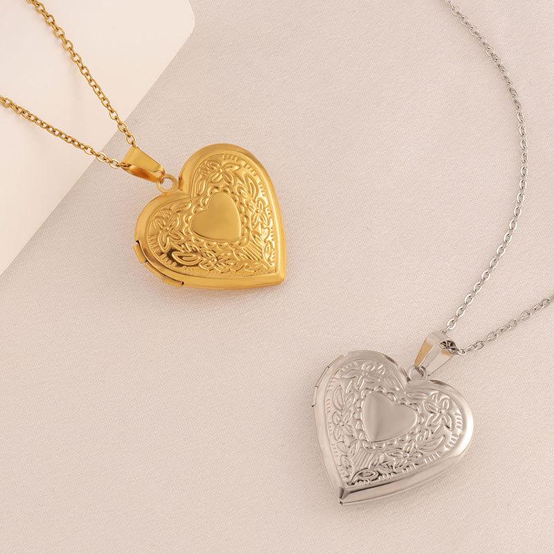 Embossed Peach Heart Photo Frame Necklace - Women's Non-Fading Light Luxury Titanium Steel