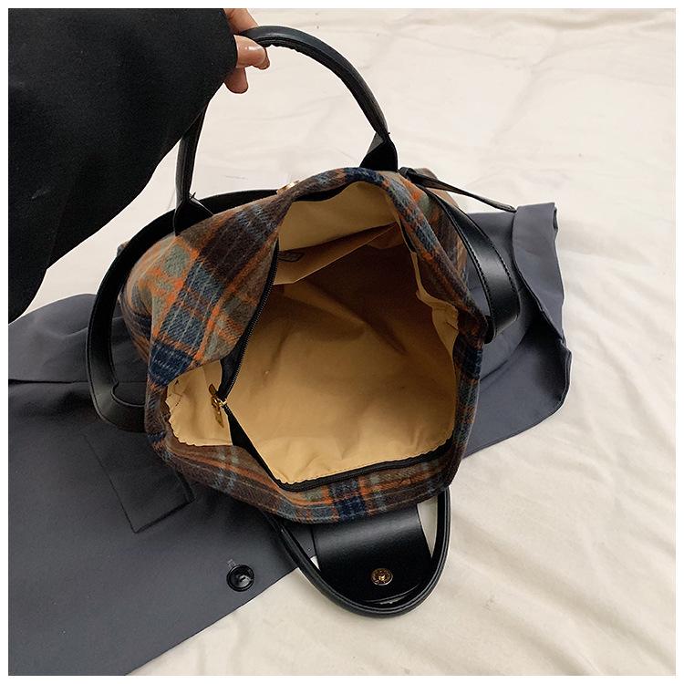 2024 Women's Trendy Woolen Large-Capacity Messenger Tote for Autumn/Winter - Versatile College Handbag