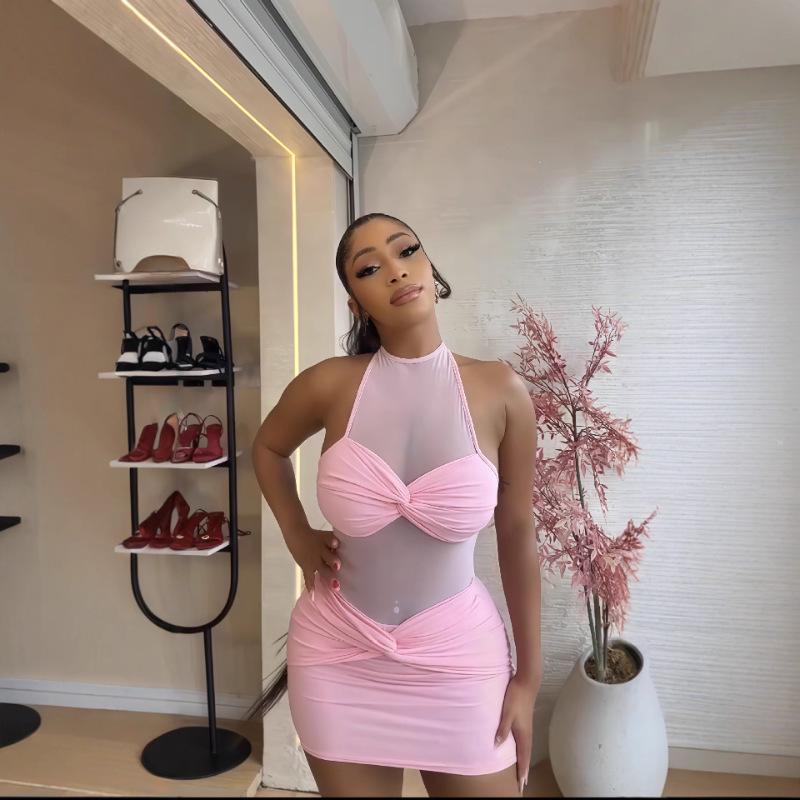 

Летнее женское платье-бодикон с сетчатыми вставками, халтер, без рукавов, кружевное S розовый