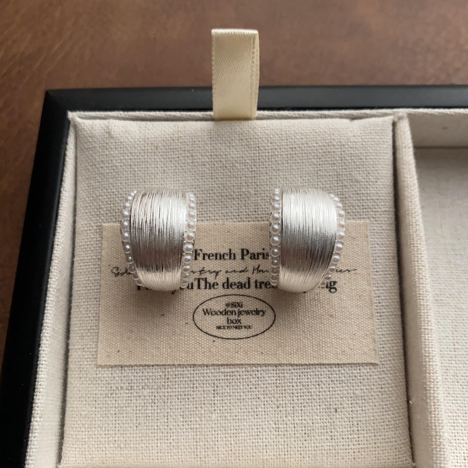

Retro wide-faced C-ring earrings, simple and advanced sense, light luxury temperament, French elegance and unique daily commuter earrings