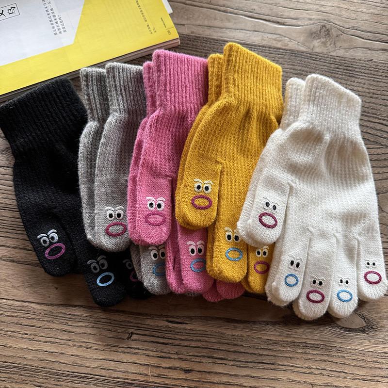 Cute Cartoon Touchscreen Gloves For Winter Warmth With Polyester Fabric For Students And Commuters