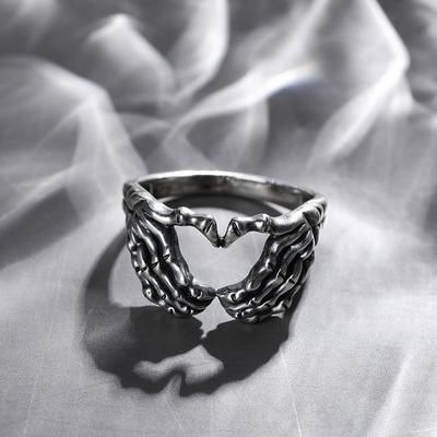 Retro Skull Hand with Heart-shaped Ring Creative Couple Stainless Steel Personality Punk Hip Hop Men and Women Party Ringjewelry