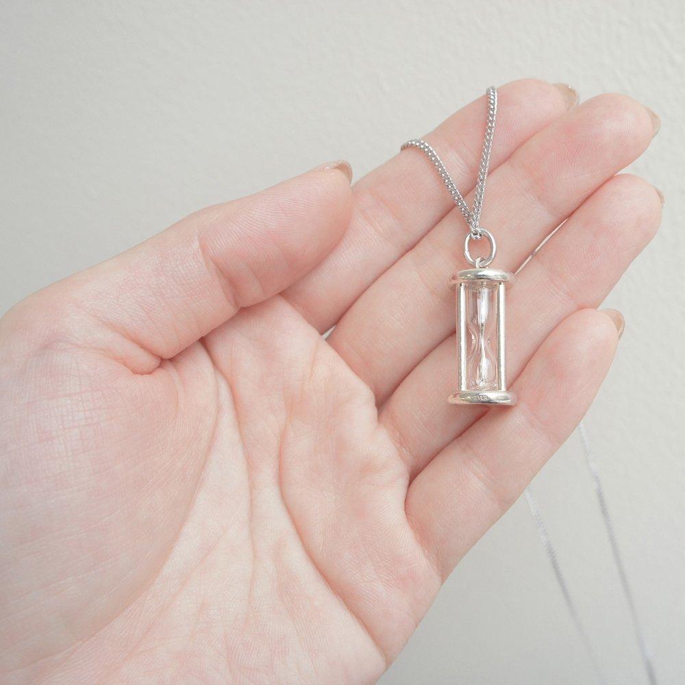 Ashes Pendant Hourglass Hourglass Silver 925 Handheld Memorial [Mirai Soso] K-202S