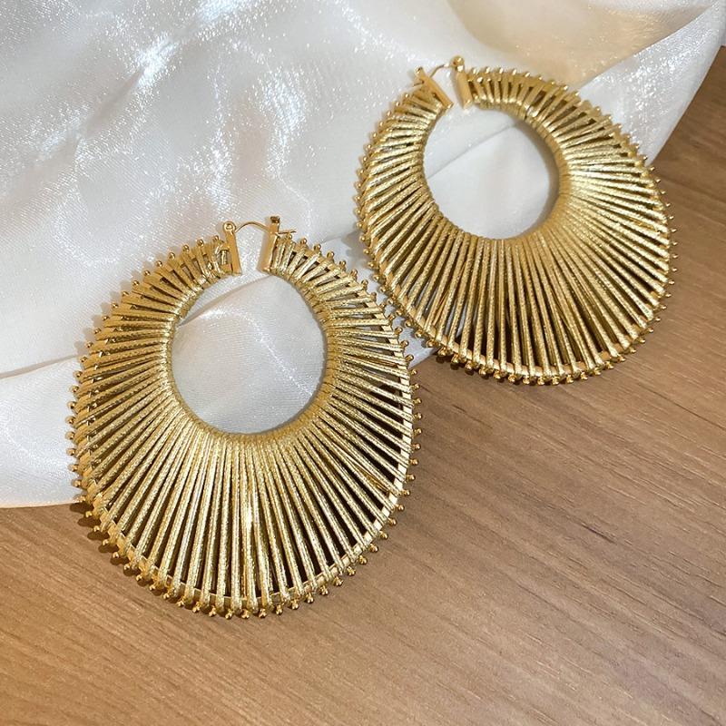 European and American geometric round hollow woven earrings, fashionable and elegant earrings, niche design earrings for women