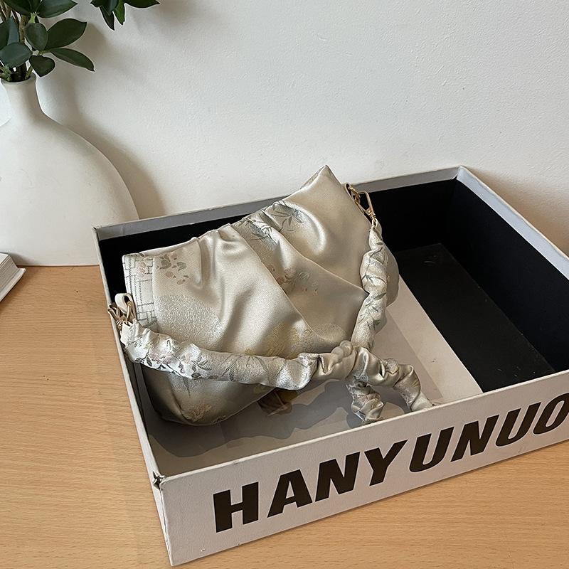 

Новая женская сумка в стиле гуофэн 2025 Новая наплечная сумка кроссбоди Модная нишевая сумка-пельмень с цепочкой под мышкой Корейское издание