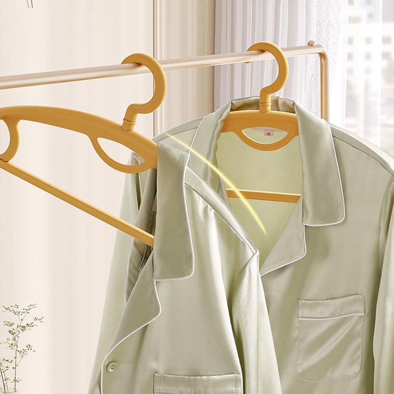 Thickened Wide Shoulder Non-Slip Plastic Hanger: No Bumps, Ideal for Coats and Clothes