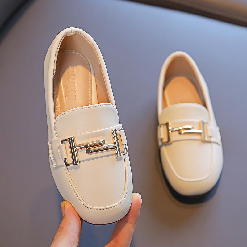 Neue Kinder-Einzelschuhe mit weicher Sohle