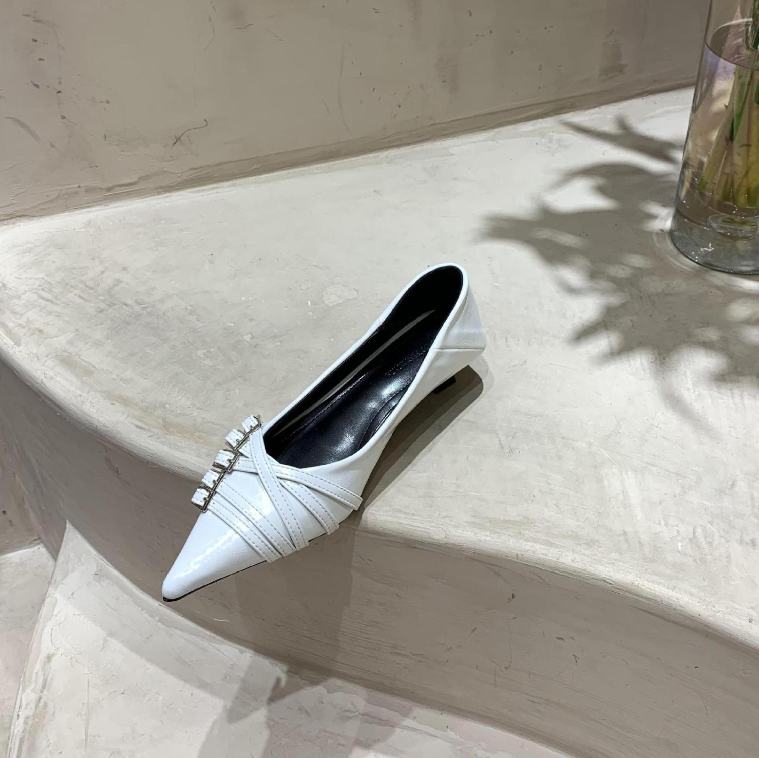 

Остроносые одинарные туфли женские 2024 осень новые пряжки ремня неглубокий носок модные кожаные туфли корейские женские туфли на низком каблуке Zapatos 39 белый