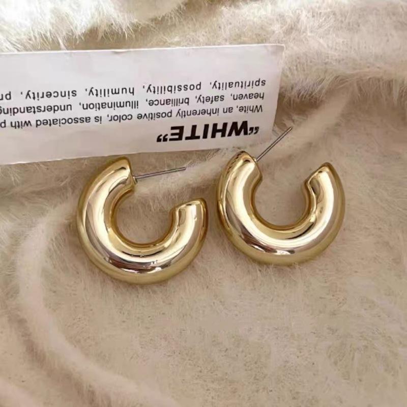 European and American niche retro fashion single product small earrings earrings women's simple personality versatile commuter daily earrings