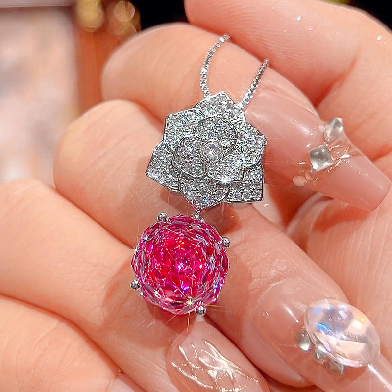 

Ювелирный набор с подвеской в форме лепестка розы цвета розового рубина с имитацией огранки «роза». Основной камень 12 мм