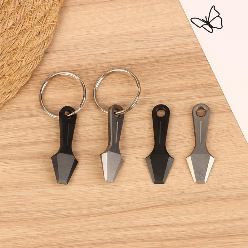 Modischer Multifunktionaler Schlüsselanhänger Anhänger Taschenwerkzeug Mini Titanlegierung Brecheisen EDC Outdoor Flaschenöffner Exquisites Geschenk