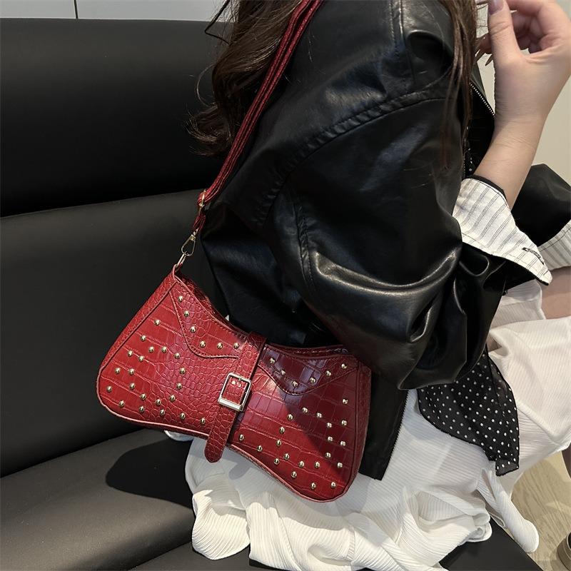 New Solid Color Niche Design Advanced Texture Retro Trend Rivet Versatile Shoulder Messenger Bag Women