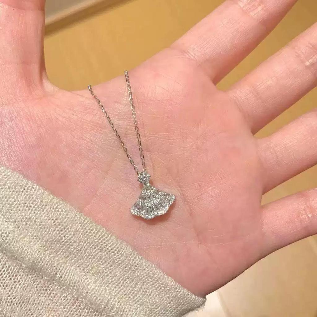 Elegant Fan-Shaped Pendant Necklace: Shiny, Fresh, Unique Clavicle Chain for Women – Versatile and High-End Accessory.