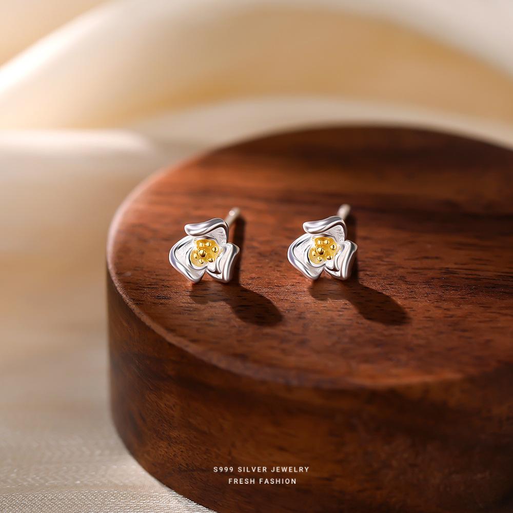 

“S999 Sterling Silver Floral Stud Earrings with Gold Accent, Dainty Fresh Fashion Jewelry for Women серебряный