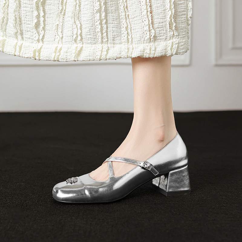 

Krazing Pot Туфли-лодочки из овчины с квадратным носком и средним каблуком на осень и лето с металлическими цветами для женщин в стиле Мэри Джейн 40 серебряный