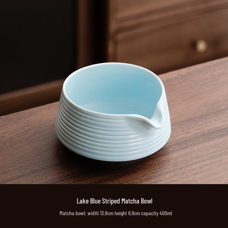 Ręcznie robiona duża japońska ceramiczna miseczka do matchy i zestaw trzepaczki