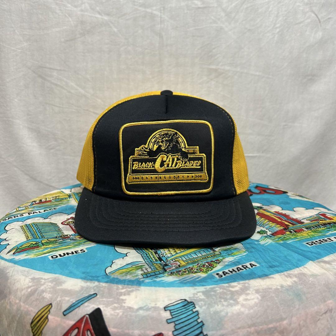 

[USED] BLACK CAT mesh trucker cap 00s y2k cap