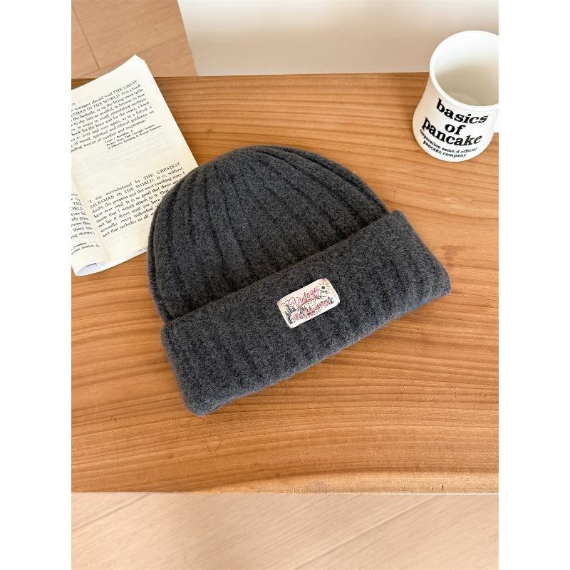 Verdickte Wollstrickmütze für Wärme und Kälteschutz im Herbst und Winter. Große Kopfmütze, um das Gesicht zu betonen. Kleine Ohrenschützer.