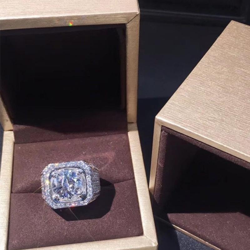 European and American fashion jewelry, domineering super flash zircon men's rings, hot-selling men's rings are sent on behalf of one piece.
