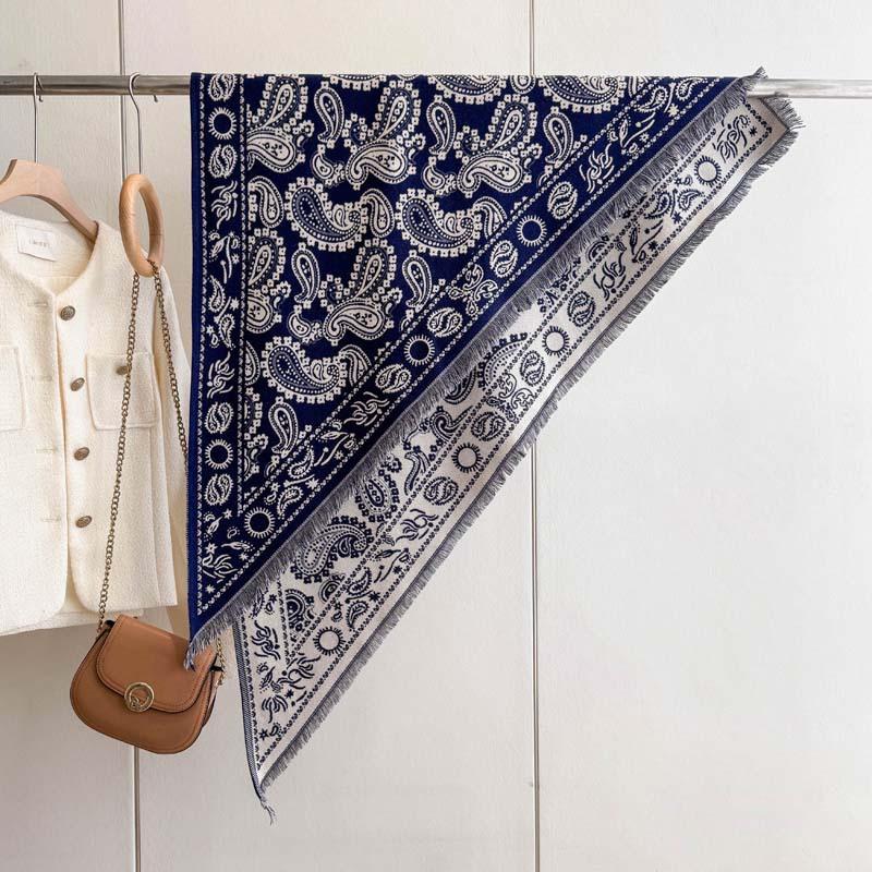 Spot autumn and winter roll grass triangle towel European and American retro skin-friendly boutique jacquard cashew flower imitation cashmere shawl