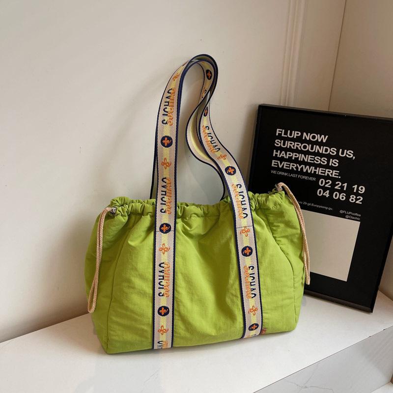 

Niche large-capacity bag women s 2025 new portable small fresh shopping bag going out commuting shoulder tote big bag