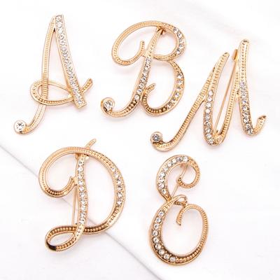 Frauen Luxus Brief Brosche Pins In Gold Farbe Strass Kristall Englisch Alphabet Metall Pins Nette Schmuck Zubehör Geschenk