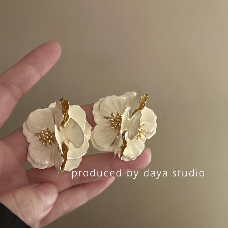 

Red camellia. French retro three-dimensional drip glaze flower earrings exaggerated light luxury high sense niche design fairy temperament