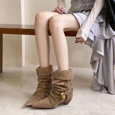 Kätzchen mit plissierten spitzen Riemen Stiefel mit Plateau neue Retro-Wildleder vielseitige Mode Damen-Kurzstiefel sehen schlank aus