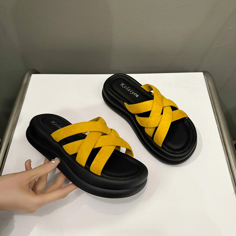 With skirts, cool slippers, women's outer wear is beautiful 2025 new summer versatile thick bottom fashion summer go out high sense