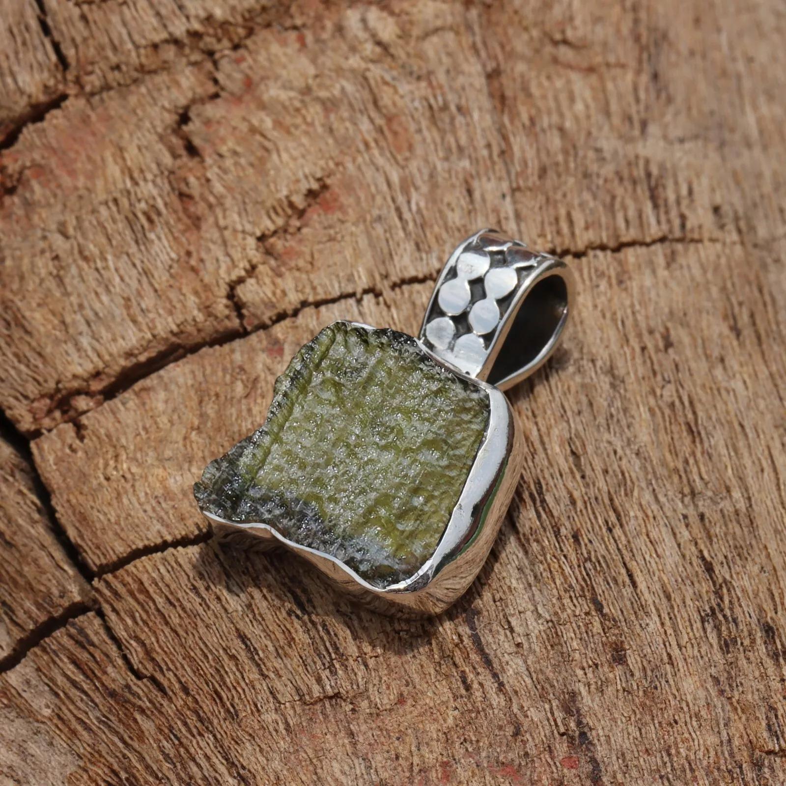 

Подвеска ручной работы из цельного серебра 925 пробы с драгоценным камнем молдавит, эффектное женское кольцо, подарок для нее.