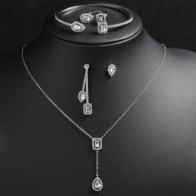 ZAKOL 4-teiliges Hochzeits-Zirkon-Set Klassisch Geometrisch Wassertropfen Quadrat Glänzend Zirkonia Ohrring Halskette Armreif Brautaccessoires