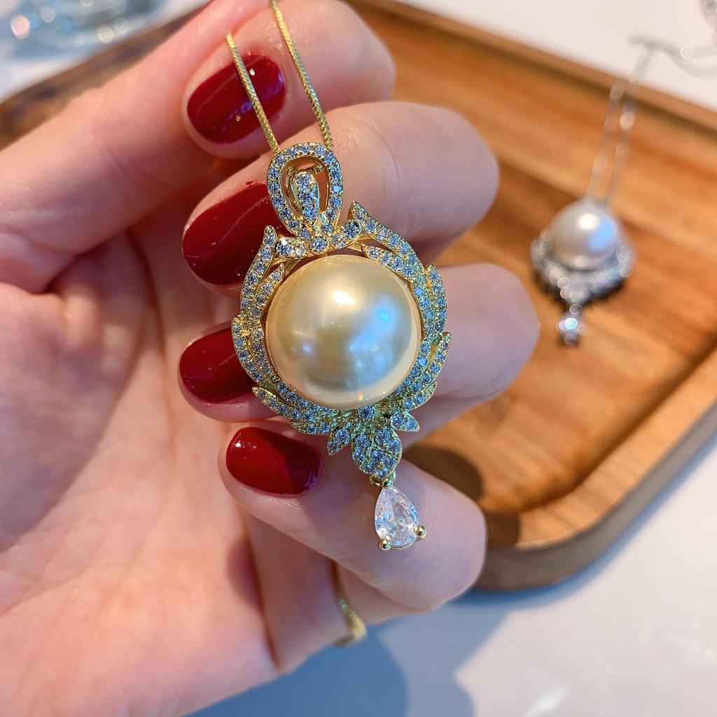 Australischer Perlmutterfalter-Anhänger für Damen, Halskette mit goldenen Perlen und Knochenkette für Damen