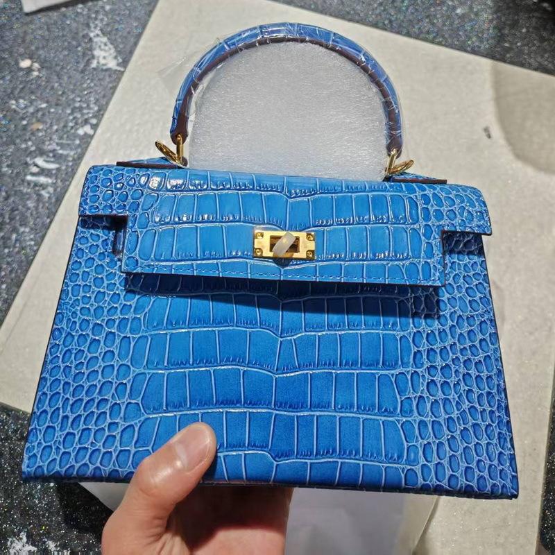 Two-layer crocodile pattern leather 22-25CM second-generation women s bag crocodile pattern 22CM