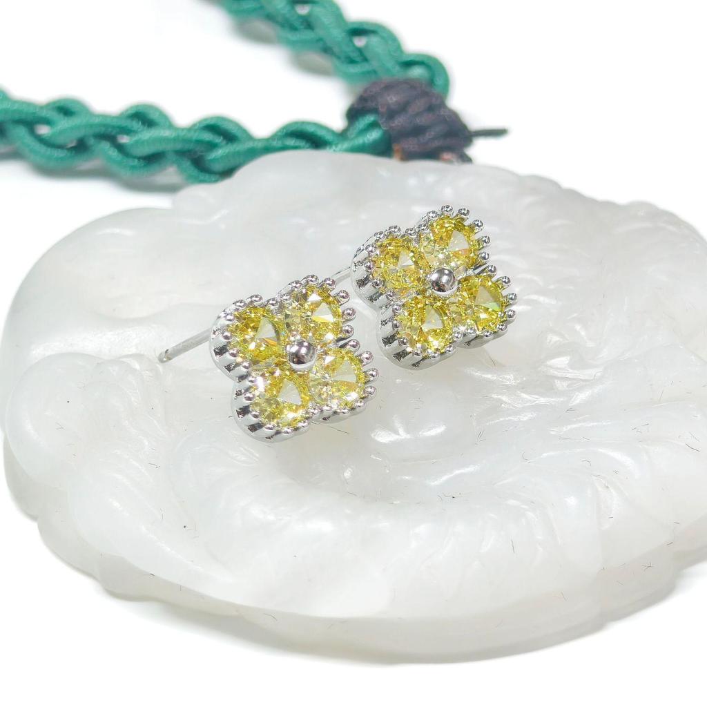 Kolczyki sztyfty Gusen Jewelry z cyrkoniami w kształcie czterolistnej koniczyny dla kobiet - Modny koreański styl lekkiego luksusu