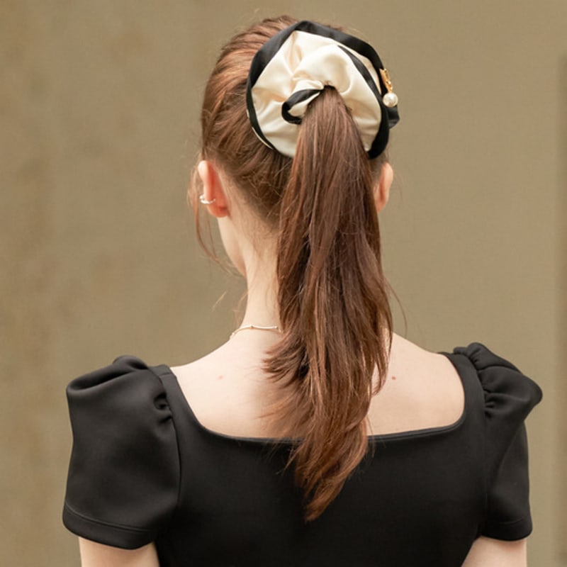 FLOWOOM Flove Point Pearl Scrunchie