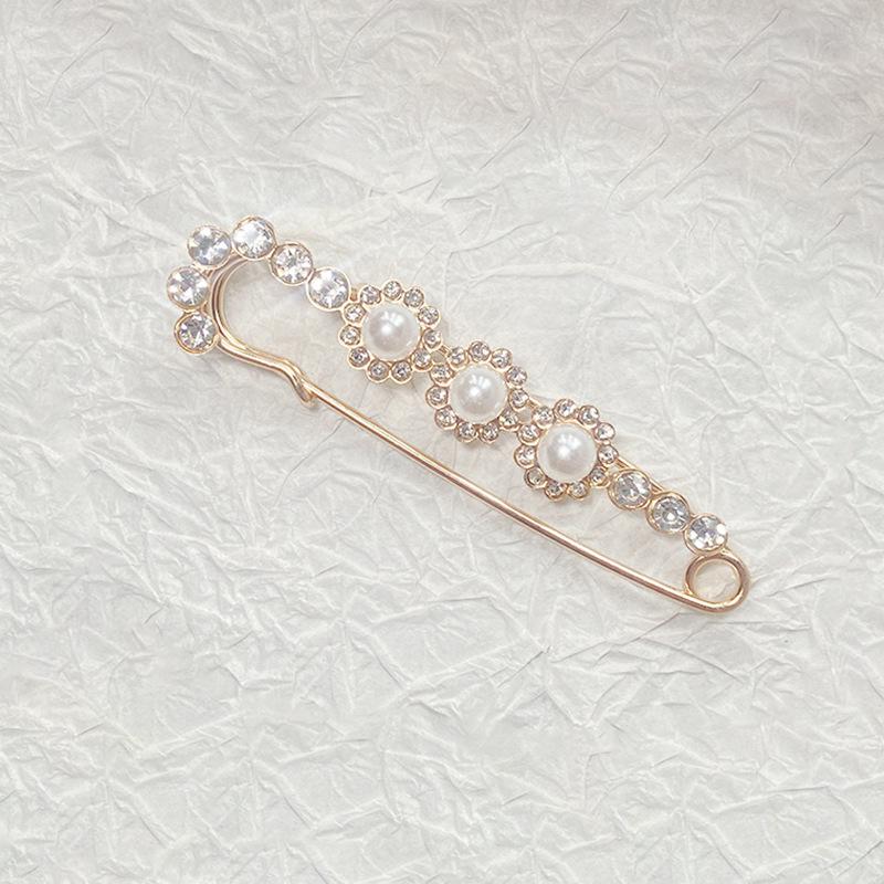 Elegant Diamond-Pearl Studded Brooch for Fashionable Women - Versatile, High-End Accessory with Crystal Accents