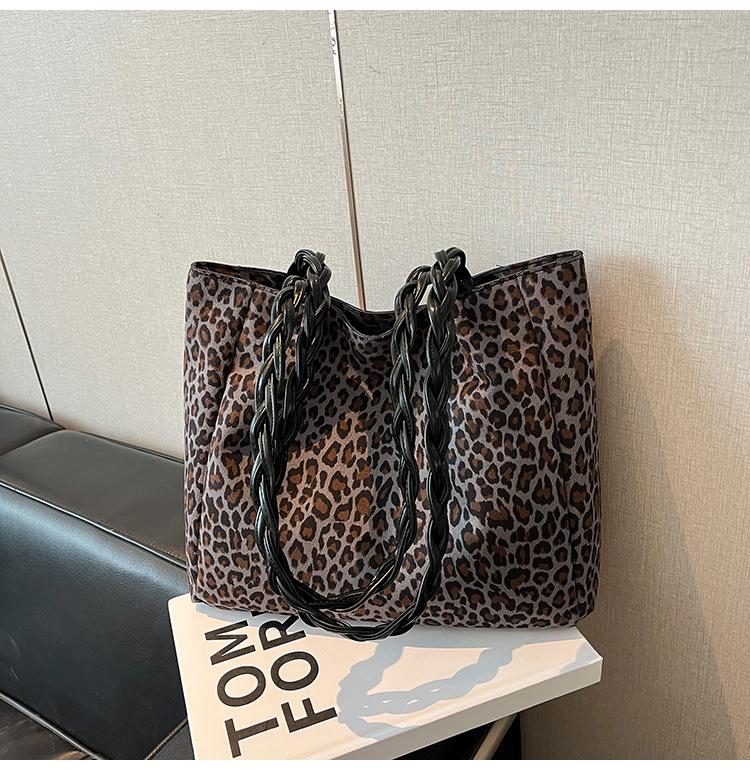 

Винтажная сумка большой вместимости с леопардовым принтом женская 2025 новая сумка-тоут простая и модная повседневная ручная сумка подмышку на плечо серый