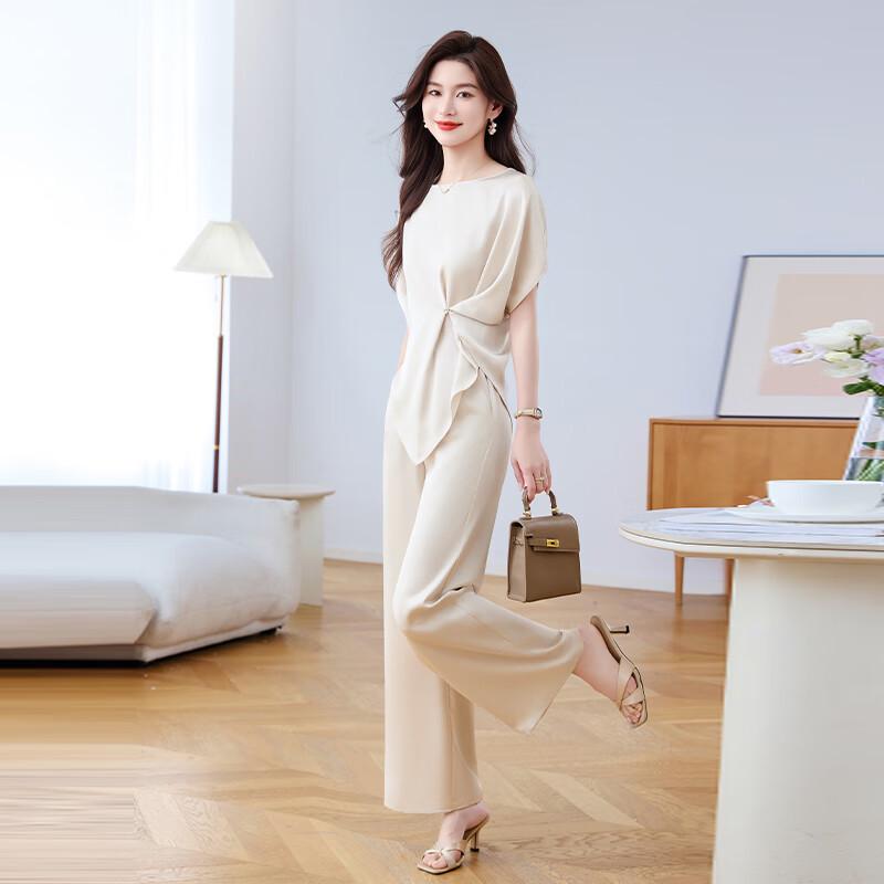 Elegantes Damen Zweiteiler-Anzug aus Eis-Seide mit Falten