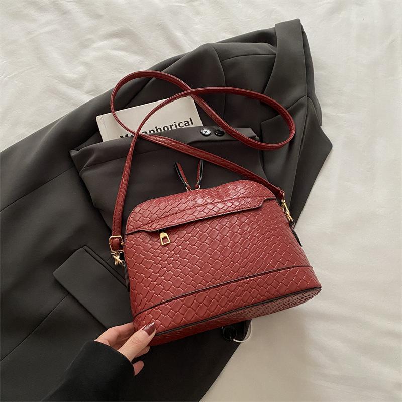 

This year s popular Internet celebrity woven pattern small square bag women s bag 2025 summer new light luxury shoulder bag wide shoulder strap messen красный