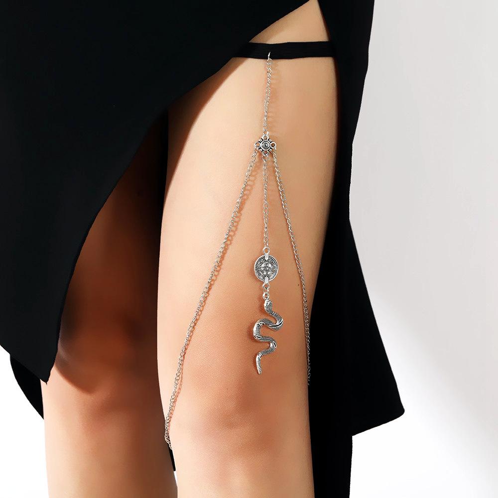 

Модная уличная фотография, персонализированный стиль ночного клуба, красивые ножки, бирюзовая подвеска, бахромчатая цепочка для ног