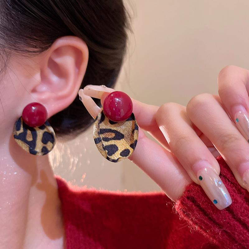 Herbst und Winter Retro Kontrastfarbe Perle Leopardenmuster Steckerohrringe Damen Einzigartiges Design Ohrringe