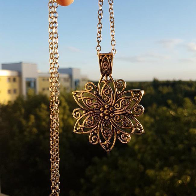 Vintage Lotus Pendant Necklace With Alloy And Glass For Women