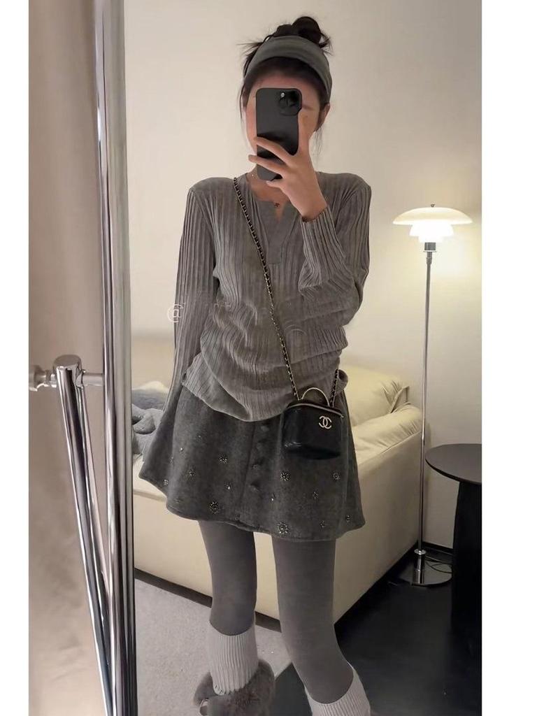 Winter 2025 Slim-Fit Graues Top & Bodycon Rock Set: Stilvoll, lässig, warm und trendig.